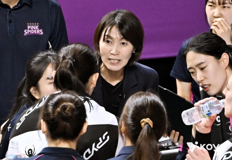 선수들에게 작전 지시하는 요시하라 흥국생명 감독(중앙) (출처=연합뉴스)