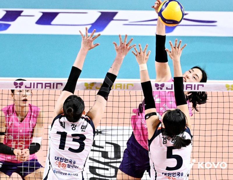 공격하는 흥국생명의 최은지(뒤편 오른쪽) (출처=연합뉴스)