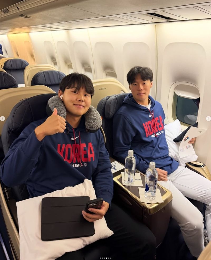 전세기 탑승한 선수들의 모습.KBO 공식 SNS