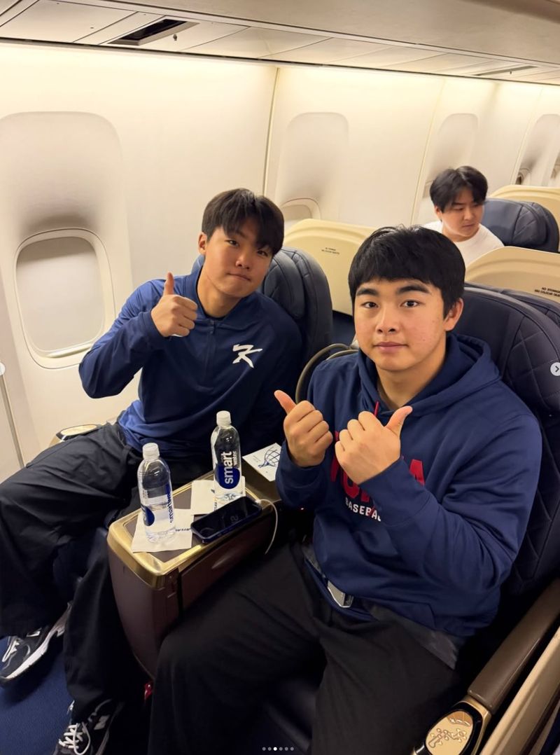 정우주와 문현빈.KBO 공식 SNS