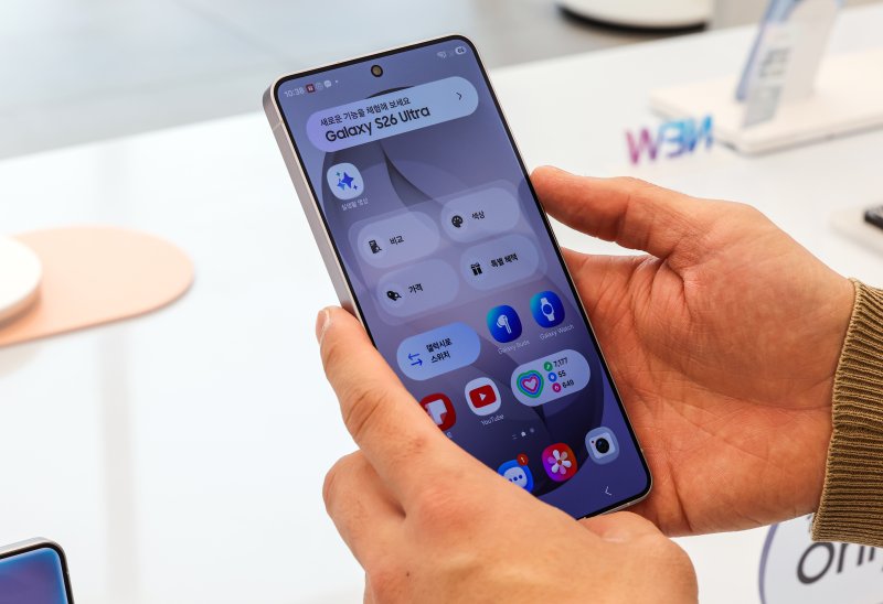 '갤럭시 S26' 시리즈가 공식 출시된 지난 11일 서울 서초구 삼성 강남 매장을 찾은 방문객이 갤럭시 S26 울트라를 둘러보고 있다. 뉴스1