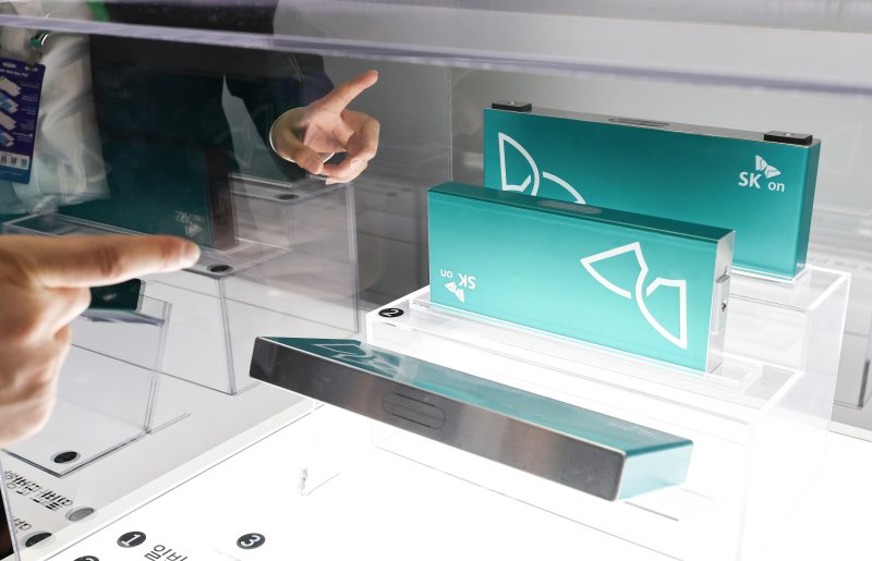11일 서울 코엑스에서 열린 인터배터리 2026에서 참석자들이 SK온의 배터리 제품을 살펴보고 있다. 올해로 14회를 맞이하는 국내 최대 규모 배터리 전시회 인터배터리 2026은 오는 13일까지 3일간 개최된다. /사진=뉴스1화상