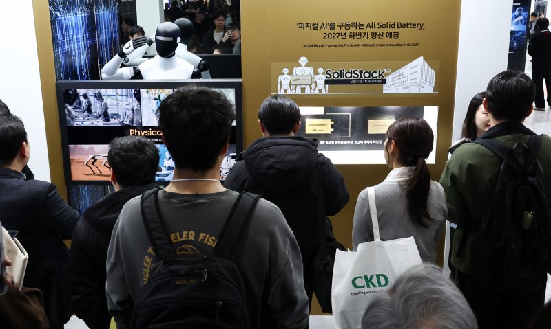 11일 서울 코엑스에서 열린 인터배터리 2026에서 삼성SDI 부스를 찾은 사람들이 전고체 배터리 제품을 살펴보고 있다. 올해로 14회를 맞이하는 국내 최대 규모 배터리 전시회 인터배터리 2026은 오는 13일까지 3일간 개최된다. /사진=뉴스1화상