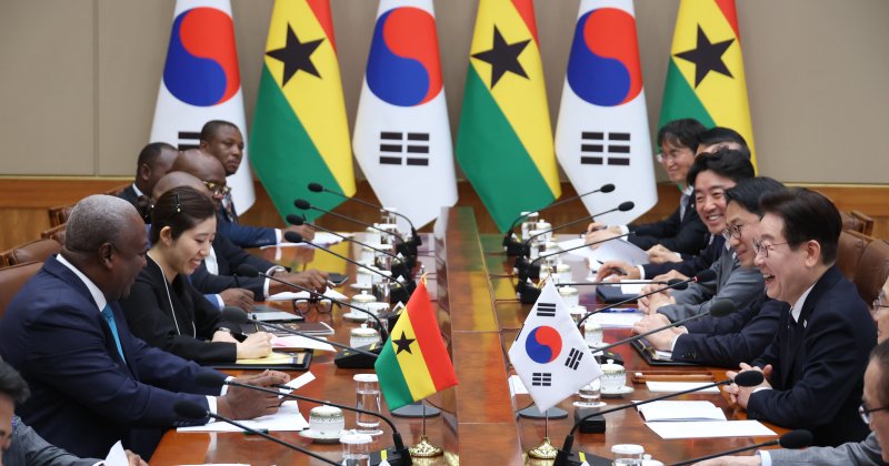 이재명 대통령과 존 드라마니 마하마 가나 대통령이 11일 청와대에서 정상회담을 하고 있다. 연합뉴스