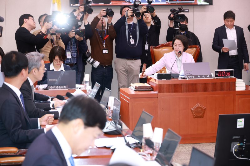추미애 국회 법사위원장이 11일 서울 여의도 국회에서 열린 법제사법위원회 전체회의에서 의사봉을 두드리고 있다. 뉴시스