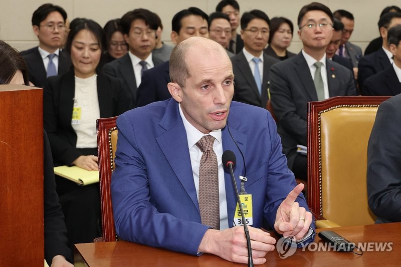 답변 태도 지적에 항변하는 로저스 쿠팡 대표 (출처=연합뉴스)