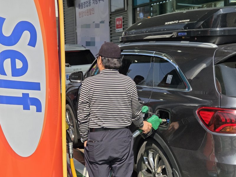 지난 10일 오후 1시 30분께 전북 전주시 완산구의 한 주유소에서 시민이 기름을 넣고 있다.226.3.10/뉴스1 문채연 기자