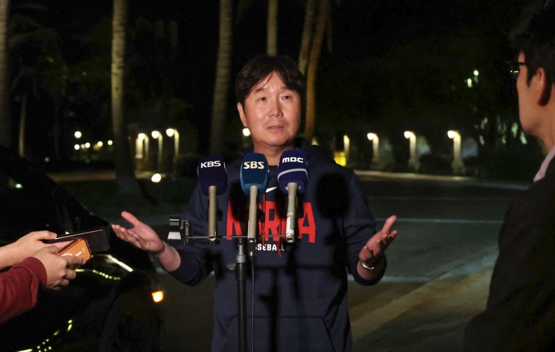 류지현 한국야구대표팀 감독이 11일(현지시간) 미국 플로리다 마이애미의 한 호텔에 도착해 취재진과 인터뷰를 하고 있다.연합뉴스