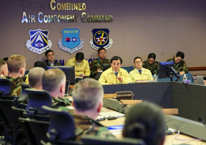 안규백 국방부장관이 FS연습이 진행 중인 11일 연합 공군구성군사령부를 방문해 연합방위태세를 점검하고 연습상황을 보고받고 있다. 국방부 제공