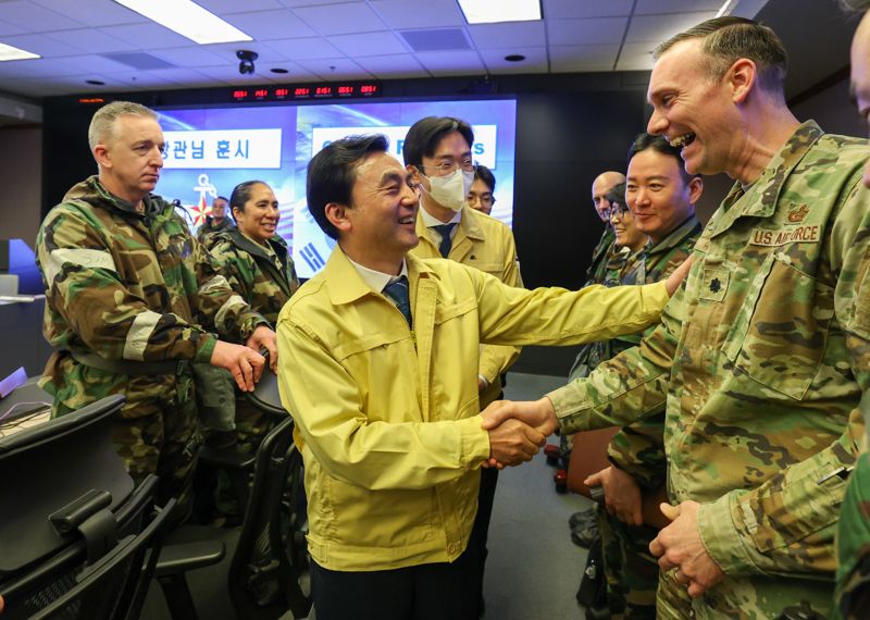 안규백 국방부장관이 FS연습이 진행 중인 11일, 연합 공군구성군사령부를 방문해 한미장병들을 격려하고 있다. 국방부 제공