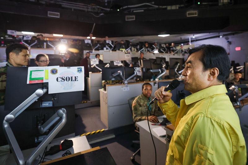 안규백 국방부장관이 FS연습이 진행 중인 11일, 연합 공군구성군사령부를 방문해 연합방위태세를 점검하고 있다. 국방부 제공