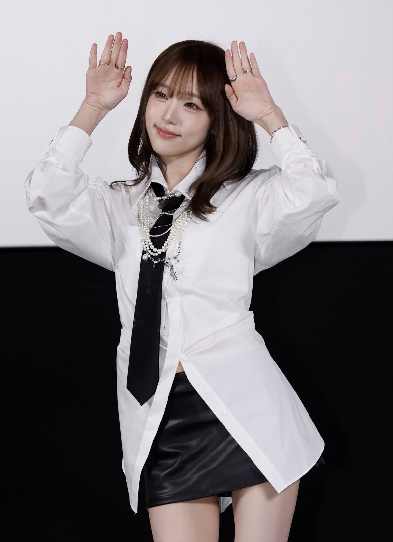 K팝 2세대 유산 수선해 지어 입다…최예나가 던진 경쾌한 직구 '캐치캐치'