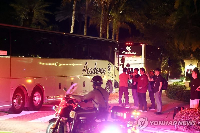 버스 주변을 호위하는 경찰들.연합뉴스