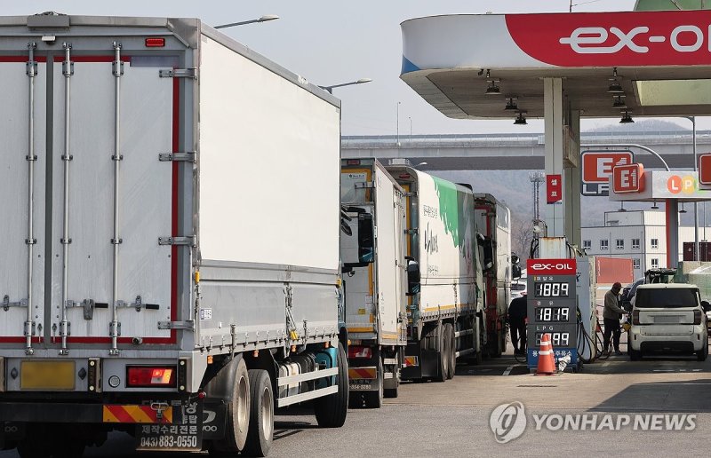 저렴한 주유소에서 주유하는 화물차 (출처=연합뉴스)