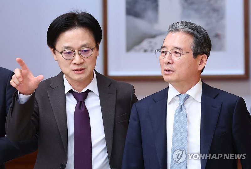 정책실장과 산업장관 (출처=연합뉴스)