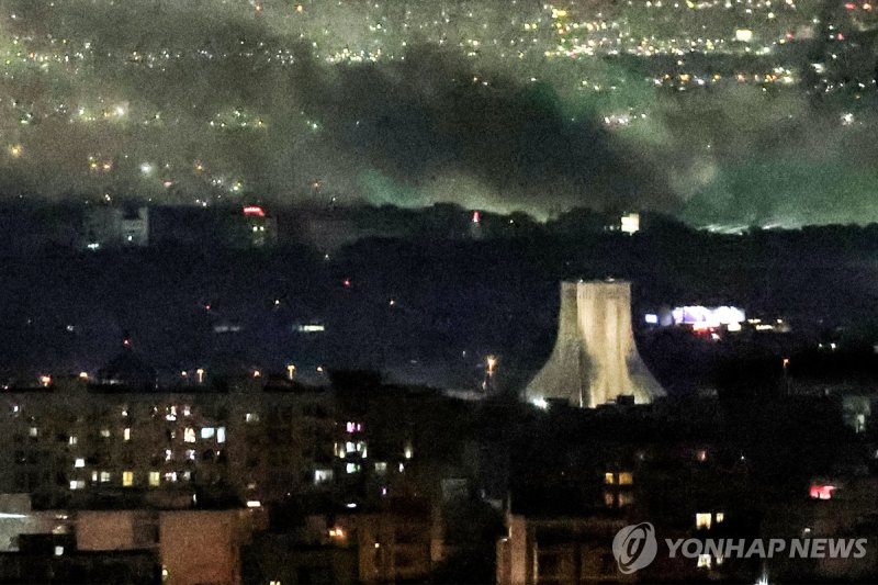 연기 피어오르는 이란 수도 테헤란 (출처=연합뉴스)