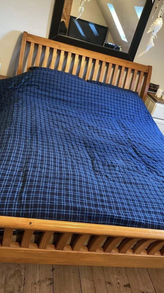 몸이 파란색으로 변한 걸 발견한 뒤 병원에 긴급 이송돼 산소 마스크까지 착용한 남성의 사연이 전해졌다. 알고 보니 친구에게 선물로 받은 새 침대 시트에서 묻어난 안료 때문이었다. /사진=더선 캡처