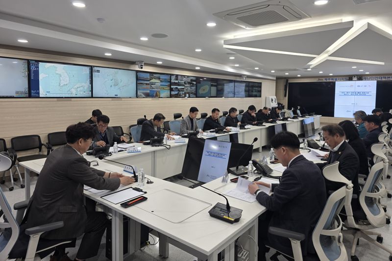 제주특별자치도가 11일 재난안전대책본부 상황실에서 하천·계곡 주변 불법 점용시설 정비를 위한 관계부서 합동회의를 열고 있다. /사진=제주특별자치도 제공