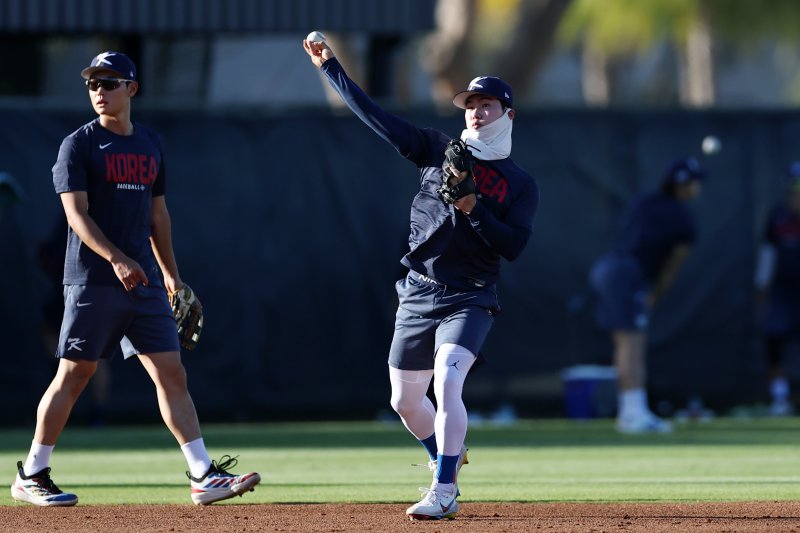 한국야구대표 김혜성이 11일(현지시간) 미국 플로리다주 마이애미 FIU 베이스볼 스타디움에서 수비 훈련을 하고 있다.연합뉴스