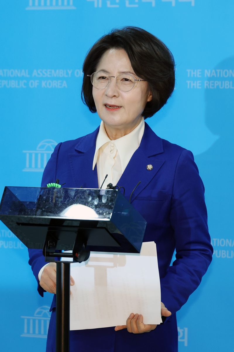 더불어민주당 추미애 의원이 12일 국회 소통관에서 2026년 지방선거 경기도 지사 후보 출마 회견을 마친 후 취재진의 질문에 답하고 있다. 사진=서동일 기자