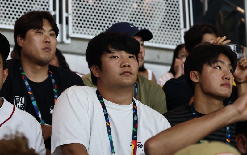 WBC 한국 야구대표팀의 문보경과 류현진이 11일(현지시간) 미국 플로리다주 마이애미 론디포파크에서 열린 2026 월드베이스볼클래식(WBC) D조 도미니카와 베네수엘라의 경기를 지켜보고 있다.연합뉴스