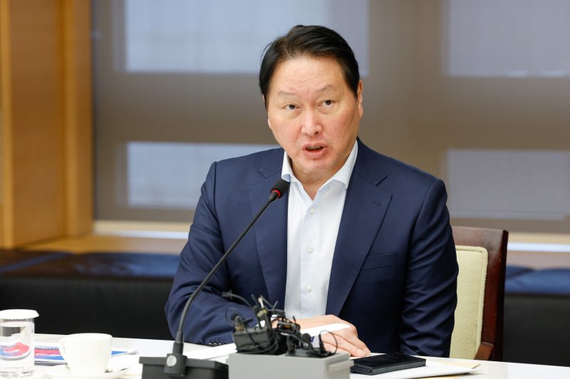 최태원 대한상공회의소 회장이 12일 서울 중구 대한상의에서 열린 '기업혁신 지원 민관협의체 킥오프 회의'에 참석해 모두 발언을 하고 있다. 뉴스1