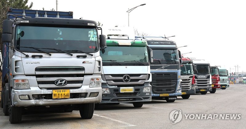 중동 사태 여파에 대기 중인 화물차들 (출처=연합뉴스)