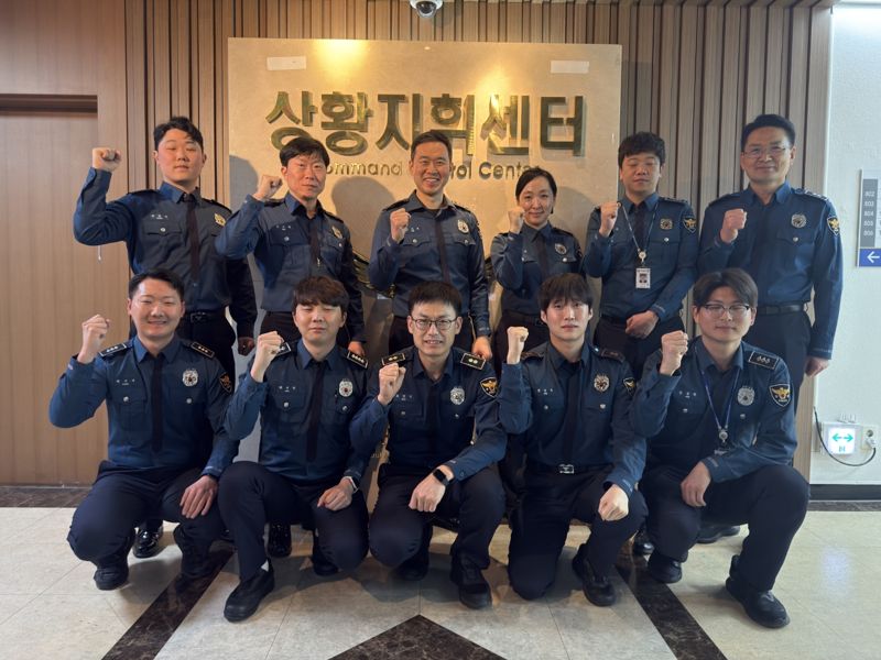 김지후 서울청위기관리계장이(뒷줄 왼쪽에서 세번째) 상황지원센터 팀원들과 함께 포즈를 취하고 있다. 본인 제공