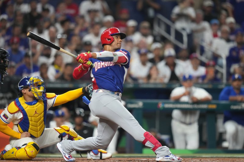 도미니카공화국의 후안 소토가 12일(한국 시간) 미국 플로리다주 마이애미의 론디포파크에서 열린 2026 월드베이스볼클래식(WBC) 조별리그 D조 4차전 베네수엘라와의 경기 1회초 2점 홈런을 치고 있다.뉴시스