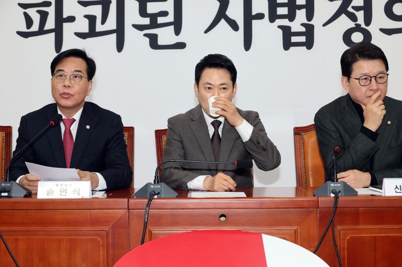 장동혁 국민의힘 대표가 12일 서울 여의도 국회에서 열린 최고위원회의에서 목을 축이고 있다. 사진=박범준 기자