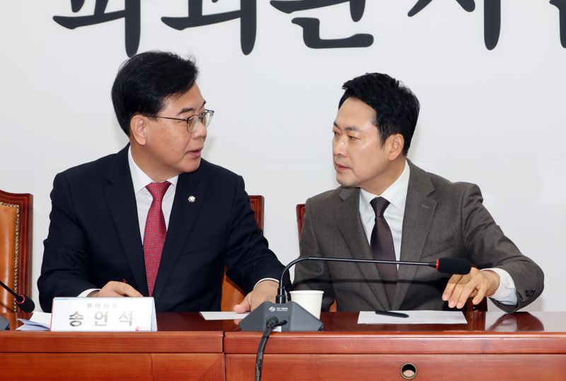 국민의힘 장동혁 대표(오른쪽)가 12일 서울 여의도 국회에서 열린 최고위원회의에서 송언석 원내대표와 이야기를 나누고 있다. 사진=박범준 기자
