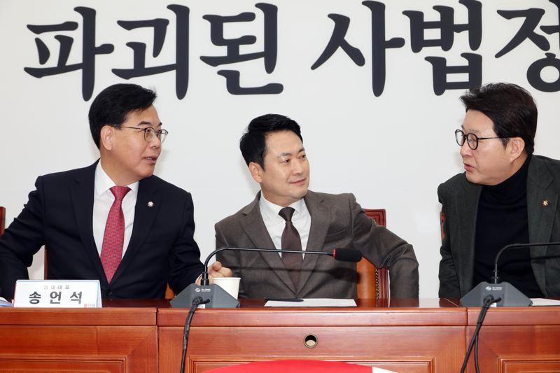 국민의힘 장동혁 대표(가운데)가 12일 서울 여의도 국회에서 열린 최고위원회의에서 송언석 원내대표, 신동욱 최고위원과 이야기를 나누고 있다. 사진=박범준 기자