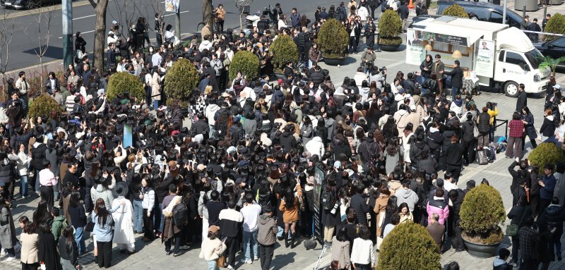 12일 서울 중구 한국프레스센터 광장에서 열린 영화 '왕과 사는 남자' 흥행 감사 장항준 감독 커피차 이벤트에 많은 시민이 참여하고 있다. 영화 '왕과 사는 남자'는 흥행을 이어가면서 지난 11일 관객 수 1천200만명을 넘어섰다. 연합뉴스