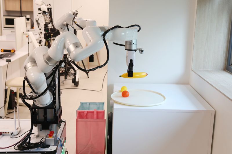 기계연 50주년 '범용 로봇 작업 AI' 공개 "반복노동에서 자유롭게" - 뉴스 썸네일 이미지