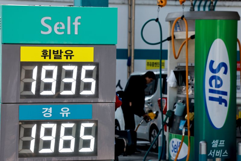 석유제품 최고가격제가 30년 만에 부활해 13일 0시부터 시행된다. 정부는 12일 정유사가 주유소에 공급하는 도매가격 최고가격을 보통휘발유 L당 1724원, 자동차용 경유 1713원으로 지정 고시했다. 이날 서울의 한 주유소에 유류 가격이 표시돼 있다. 뉴스1