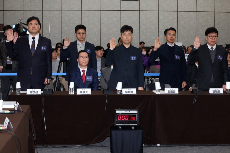 김광호 전 서울경찰청장이 12일 서울 중구 은행회관에서 열린 10·29 이태원참사 진상규명 청문회에서 증인 선서를 거부하고 있다. (공동취재) 2026.3.12 ⓒ 뉴스1 최지환 기자