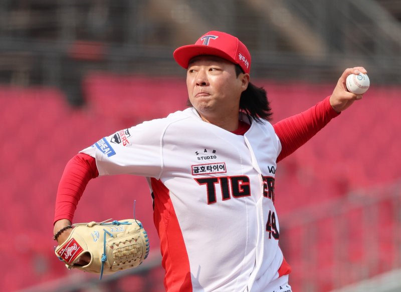 광주기아챔피언스필드에서 열린 프로야구 SSG 랜더스와 KIA 타이거즈의 시범경기. KIA 김범수가 8회에 투구하고 있다.연합뉴스