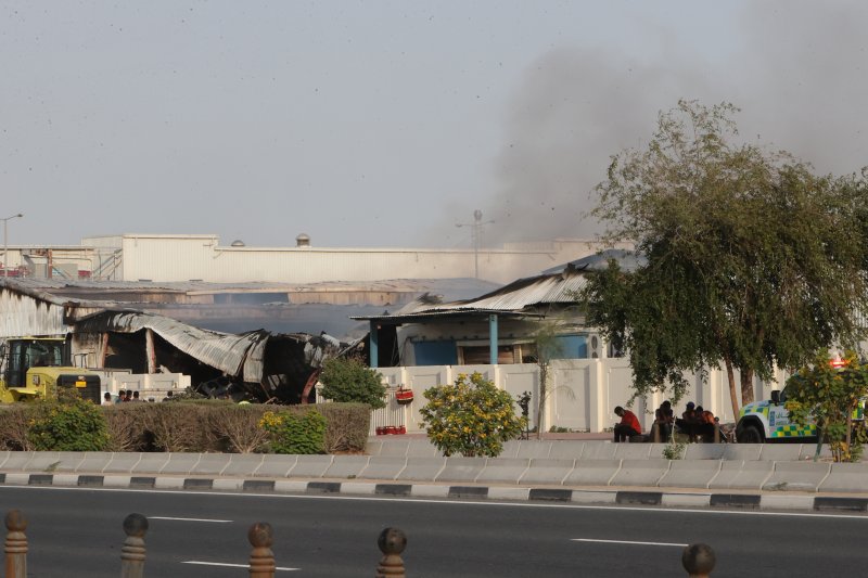 [알라이얀=AP/뉴시스] 1일(현지 시간) 카타르 알라이얀 산업단지에서 이란의 공습으로 화재가 발생해 연기가 치솟고 있다. 앞서 이란 혁명수비대는 미국과 이스라엘의 이란 공습에 대한 보복으로 카타르·바레인·아랍에미리트(UAE)·쿠웨이트 등 걸프 지역에 주둔한 미군 기지에 미사일을 발사했다. 2026.03.02.