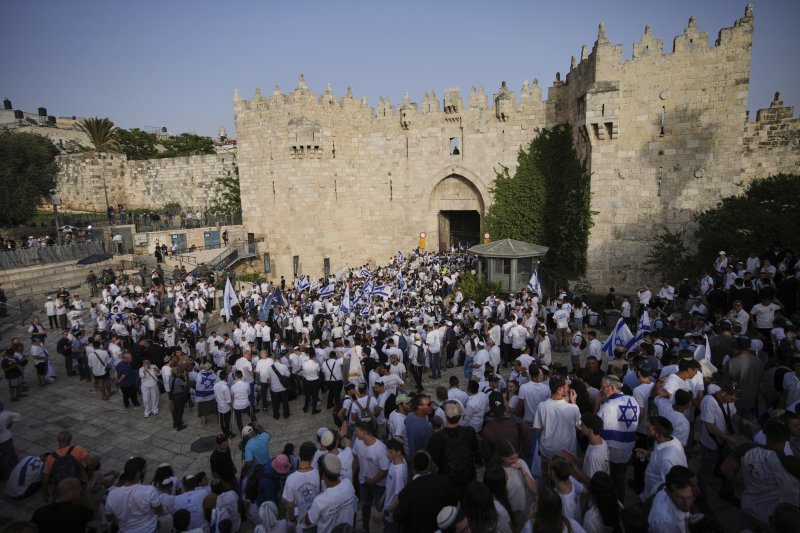 [예루살렘=AP/뉴시스] 2025년 5월 26일 예루살렘에서 연례 '예루살렘의 날' 행사가 열려 이스라엘 사람들이 국기를 흔들며 팔레스타인 주민 거주지인 동예루살렘으로 행진하고 있다. '예루살렘의 날'은 1967년 이스라엘이 일으킨 중동전쟁에서 이스라엘이 서안지구, 가자지구를 점령하고 동예루살렘까지 점령한 것을 기념하는 국경일이다. 2025.03.12.