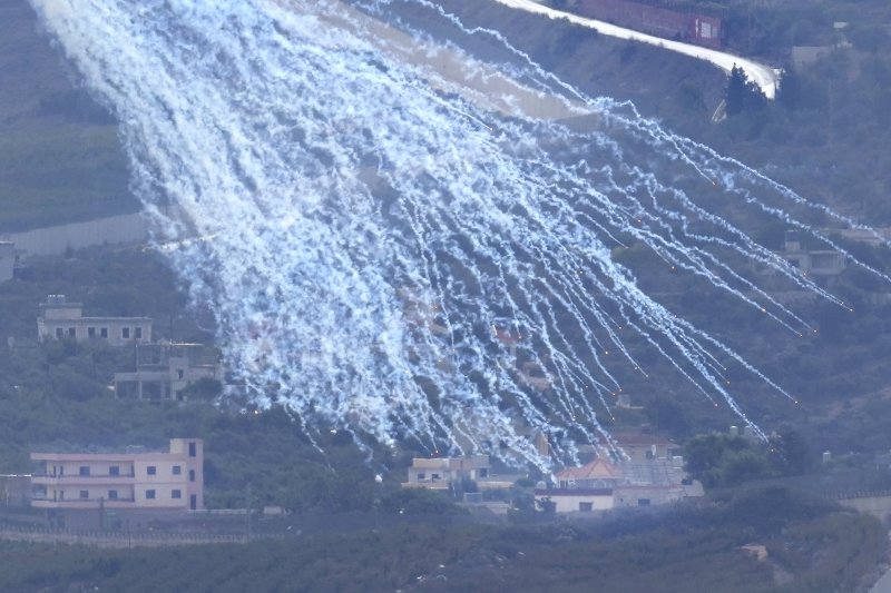 [크파르킬라=AP/뉴시스] 사진은 2023년 11월 22일(현지시각) 이스라엘과의 국경 마을인 레바논 남부 크파르 킬라 상공에서 이스라엘군의 백린탄으로 보이는 포탄이 터지는 모습. 2026.03.12.