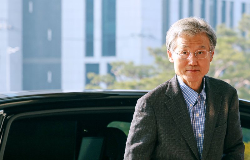 정부가 사법개혁 3법을 공포·시행한 12일 조희대 대법원장이 서울 서초구 대법원으로 출근하고 있다. 이날 조 대법원장은 이재명 대통령 공직선거법 위반 사건 파기환송 선고와 관련해 법왜곡죄로 경찰청에 고발됐다. 2026.3.12 ⓒ 뉴스1 이호윤 기자