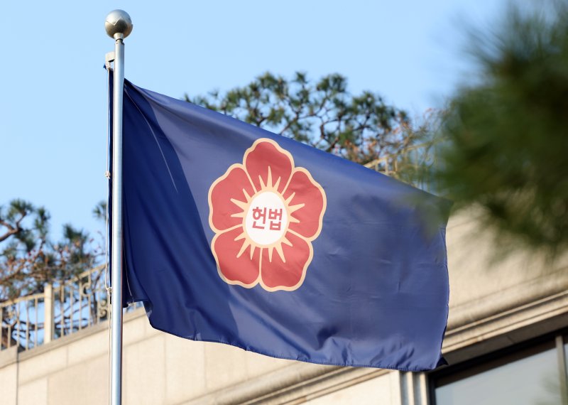 '최종심'인 대법원의 확정 판결에 대한 헌법소원을 청구할 수 있는 내용이 포함된 '사법개혁 3법이 12일 0시 전자 관보를 통해 정식 공포됐다. 사진은 이날 서울 종로구 헌법재판소. 2026.3.12 ⓒ 뉴스1 김진환 기자