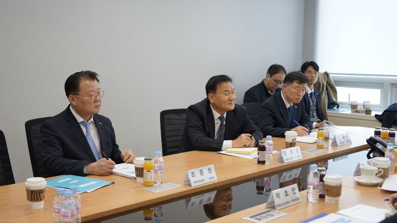 정병윤 한국리츠협회장(왼쪽 두번째)이 최인호 HUG 사장의 발언을 청취하고 있다. HUG 제공