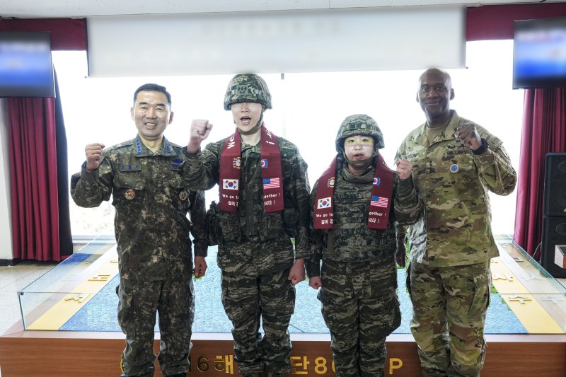 진영승 합동참모본부 의장과 제이비어 브런슨 한미연합군사령관이 12일 해병 6여단에서 장병들과 기념 촬영하고 있다. 합동참모본부 제공