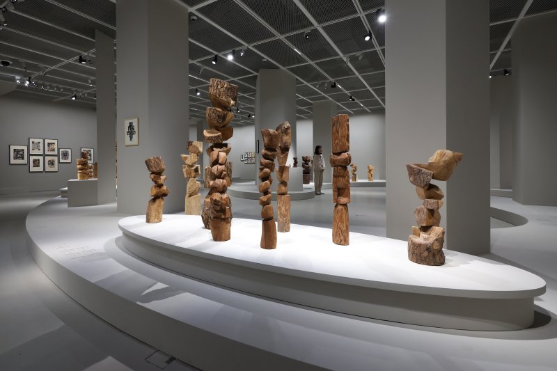 호암미술관이 한국 여성 조각 1세대를 대표하는 김윤신의 70여 년에 걸친 삶과 예술세계를 조명하는 첫 대규모 회고전 '김윤신: 합이합일 분이분일'을 열고 작가의 주요 작품을 선보이고 있다. 뉴시스