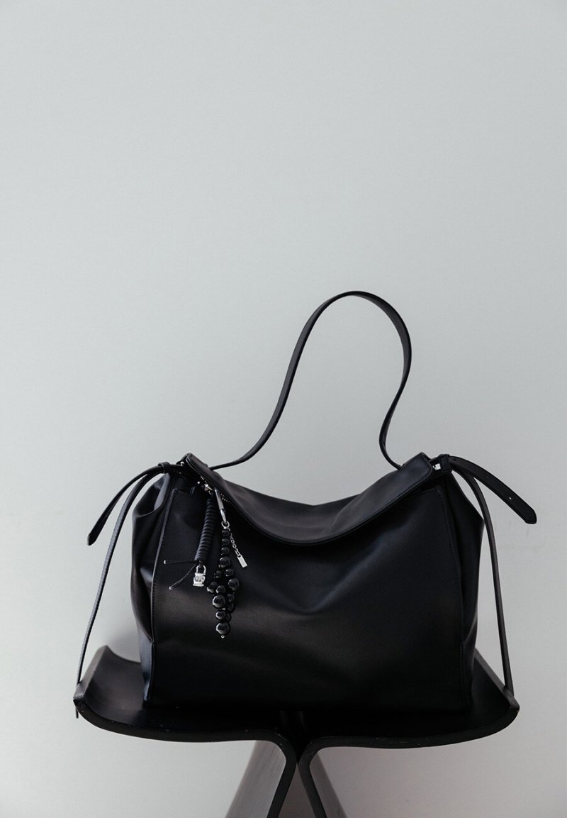 루에브르 '트라페즈 숄더백'