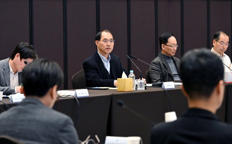 [서울=뉴시스] 김시철 사법연수원장이 12일 충북 제천 리솜 포레스트에서 열린 '전국 법원장 간담회'에서 발언하고 있다. (사진=대법원 제공) 2026.03.12. photo@newsis.com *재판매 및 DB 금지