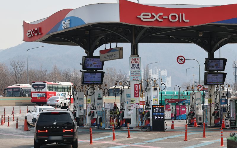 중동 사태로 국제 유가가 요동치는 가운데 11일 서울 서초구 경부고속도로 만남의광장 휴게소 내 주유소에서 운전자들이 주유를 하고 있다. 2026.3.11 ⓒ 뉴스1 오대일 기자