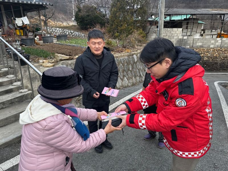 산림청 직원들이 전북지역 한 산촌마을에서 산불예방 리플릿을 나눠주며 영농부산물 파쇄 캠페인을 벌이고 있다. 산림청 제공