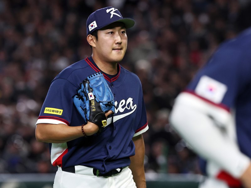 9일 일본 도쿄돔에서 열린 2026 월드베이스볼클래식 조별리그 C조 대한민국과 호주의 경기. 대한민국 선발투수 손주영이 1회 무실점으로 이닝을 마친 뒤 더그아웃으로 들어서고 있다.뉴스1